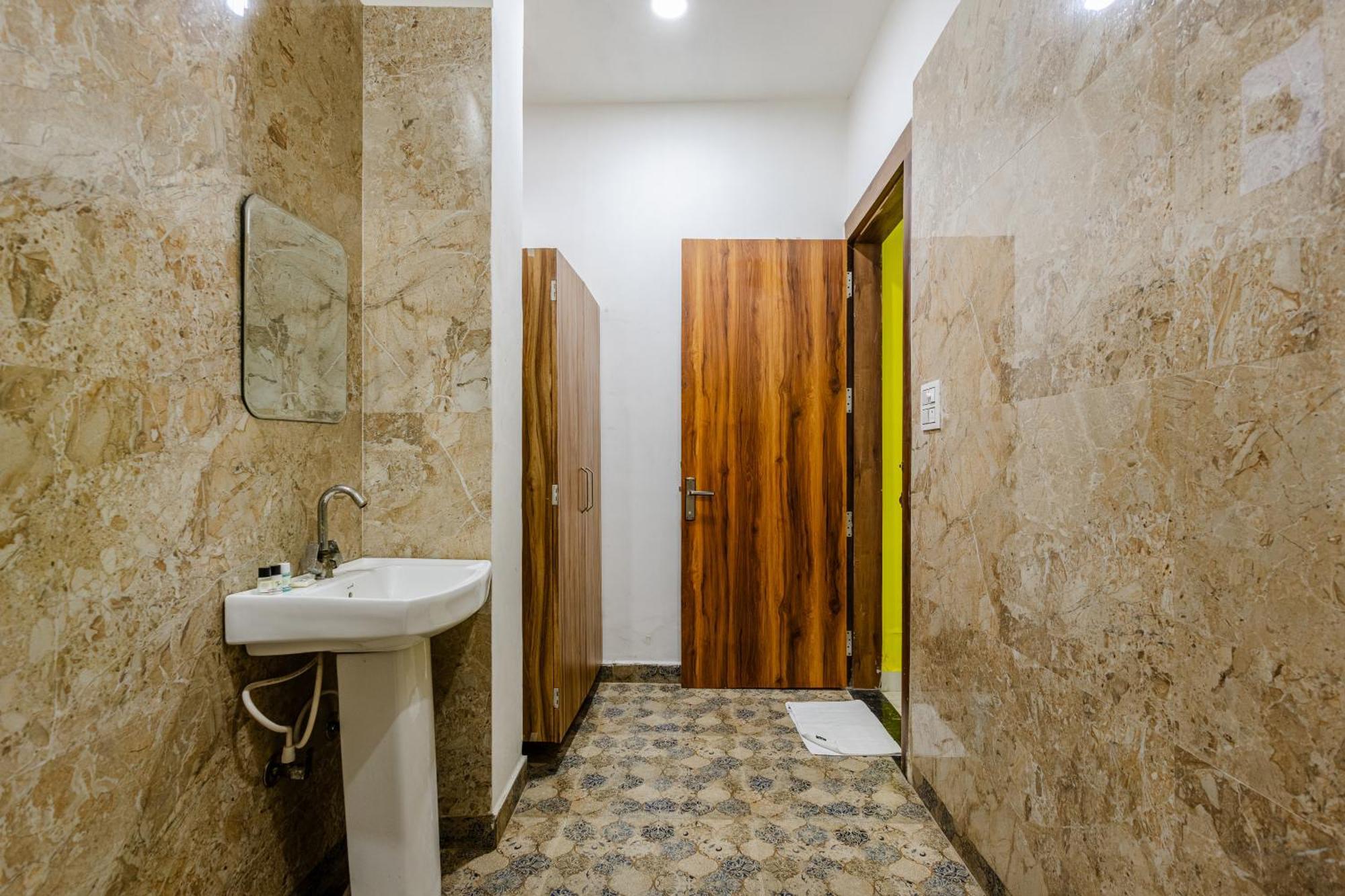 Lime Tree Hotel And Banquet Vrindāvan Dış mekan fotoğraf