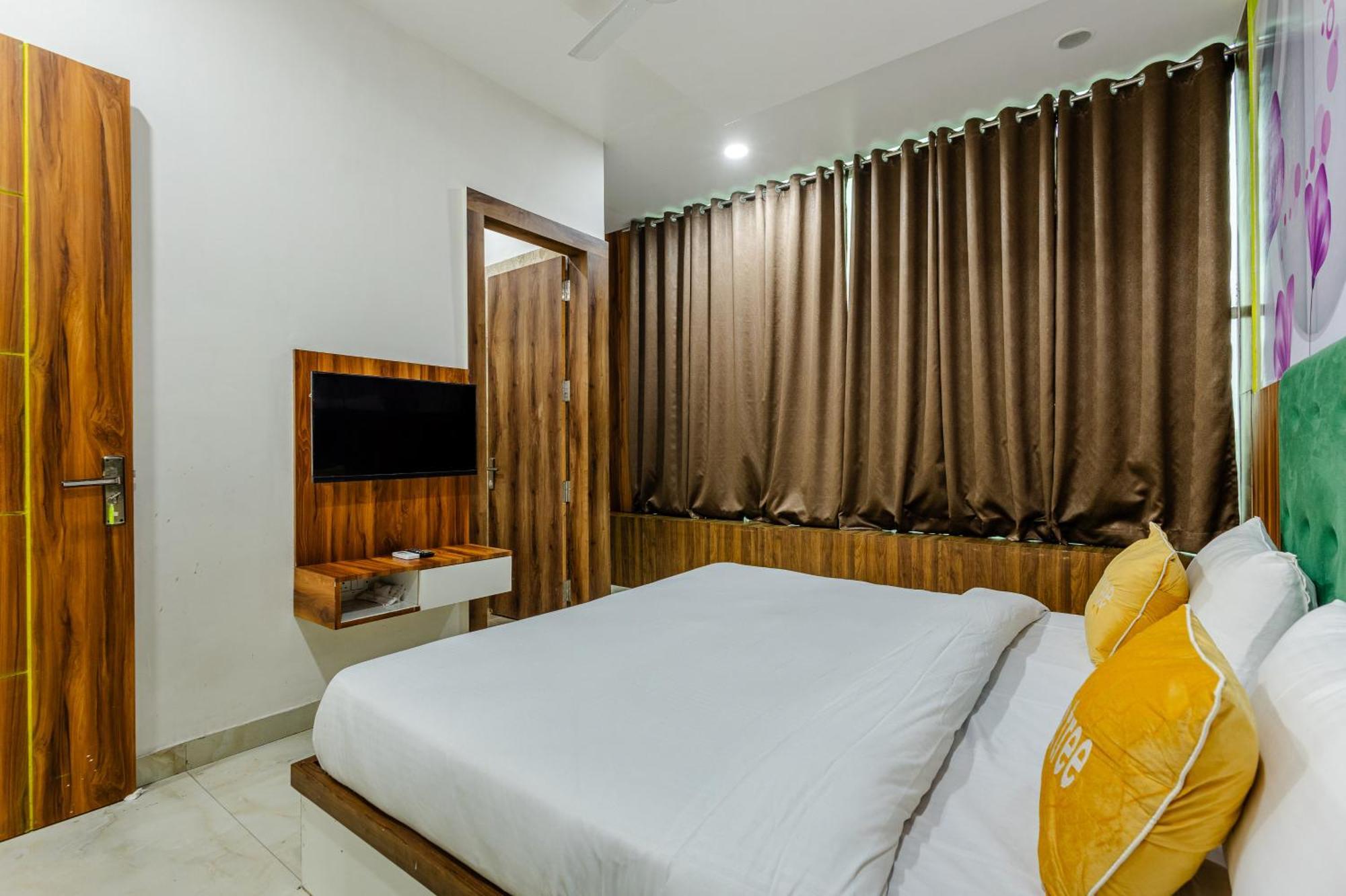 Lime Tree Hotel And Banquet Vrindāvan Dış mekan fotoğraf